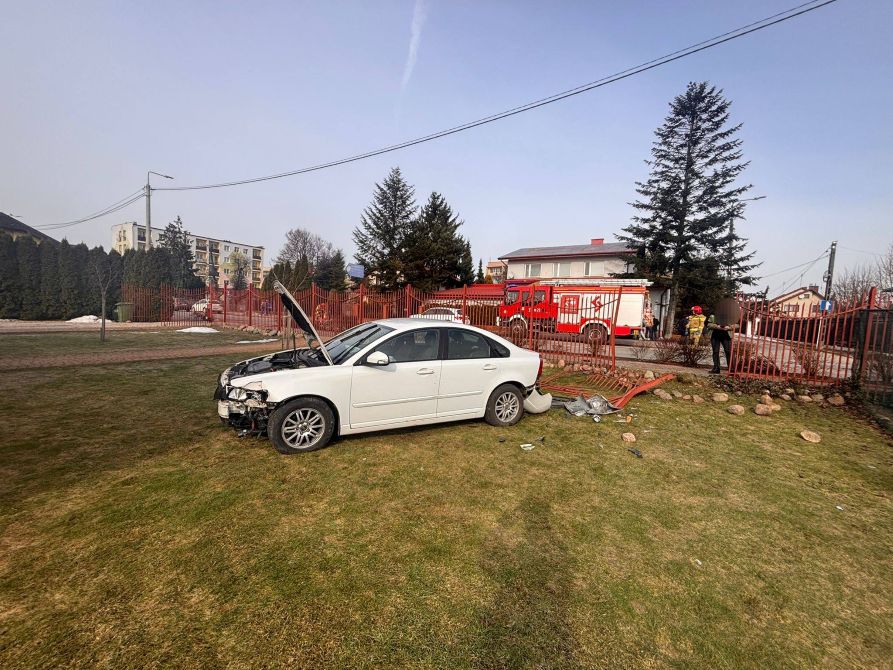 Kierowca forda nie ustąpił pierwszeństwa. Volvo uderzyło w ogrodzenie i wjechało na posesję
